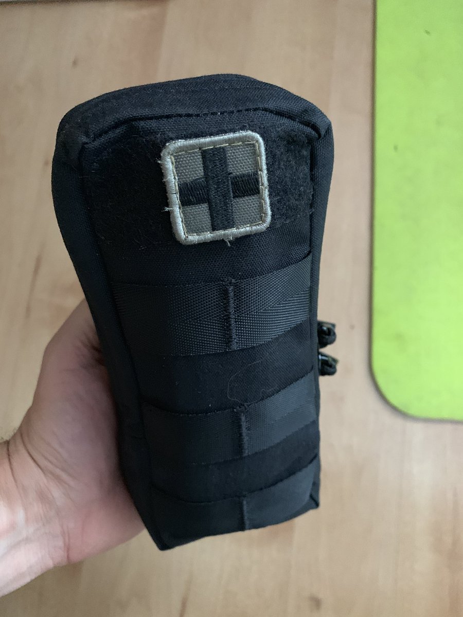 flashingblueswe's tweet photo. Åååå...där var min nya sjukvårdsficka färdig och uppmärkt! Saknas bara en förbandssax #snigeldesign https://t.co/nXDJf4O06o