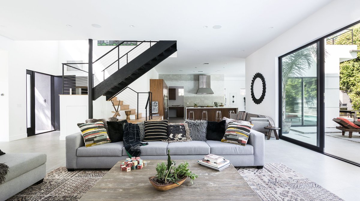 plumguide's tweet photo. This light-flooded Los Angeles home, Zen Modern, has a beautiful open-plan living area which opens up directly onto a glam pool area. Complete with super-comfy loungers and an outdoor dining table and grill set-up - ideal for dining al fresco.
•
https://t.co/UU7asoVawO https://t.co/QgCLifMMqP