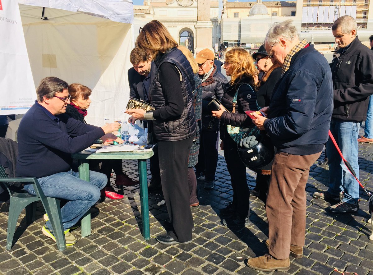 CarloCalenda's tweet image. Scrutando...tantissima gente, daje! #primariePD