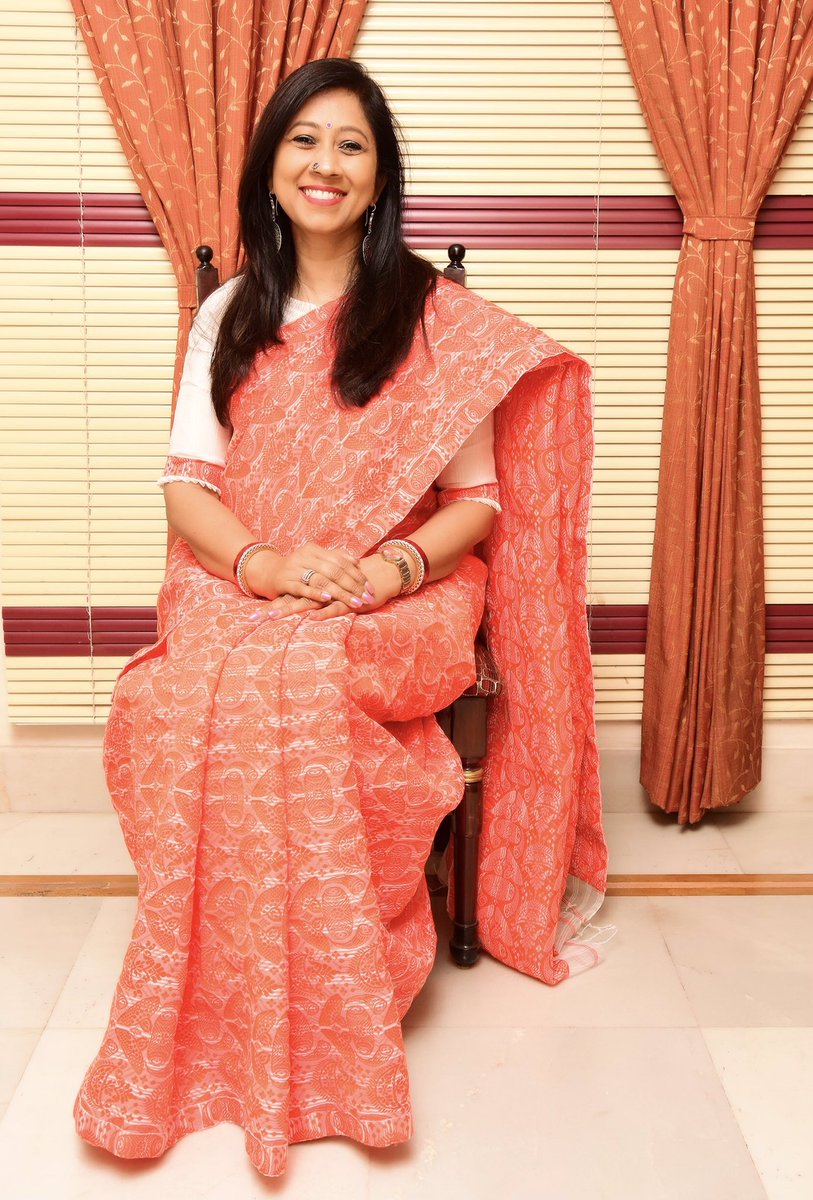 PakhiPanchami's tweet photo. Red Semul(Bombax ceiba) & Pichkari(Spathodea campanulata) flaming the city skylines ... and a red Assamese Noni Paat saree to match the blooms!
Wear Handlooms. Support weavers. Save dying weaves.
#Handlooms
#LoveforSarees
#NoniPaat
#DevDaan https://t.co/TRKQGv0fly