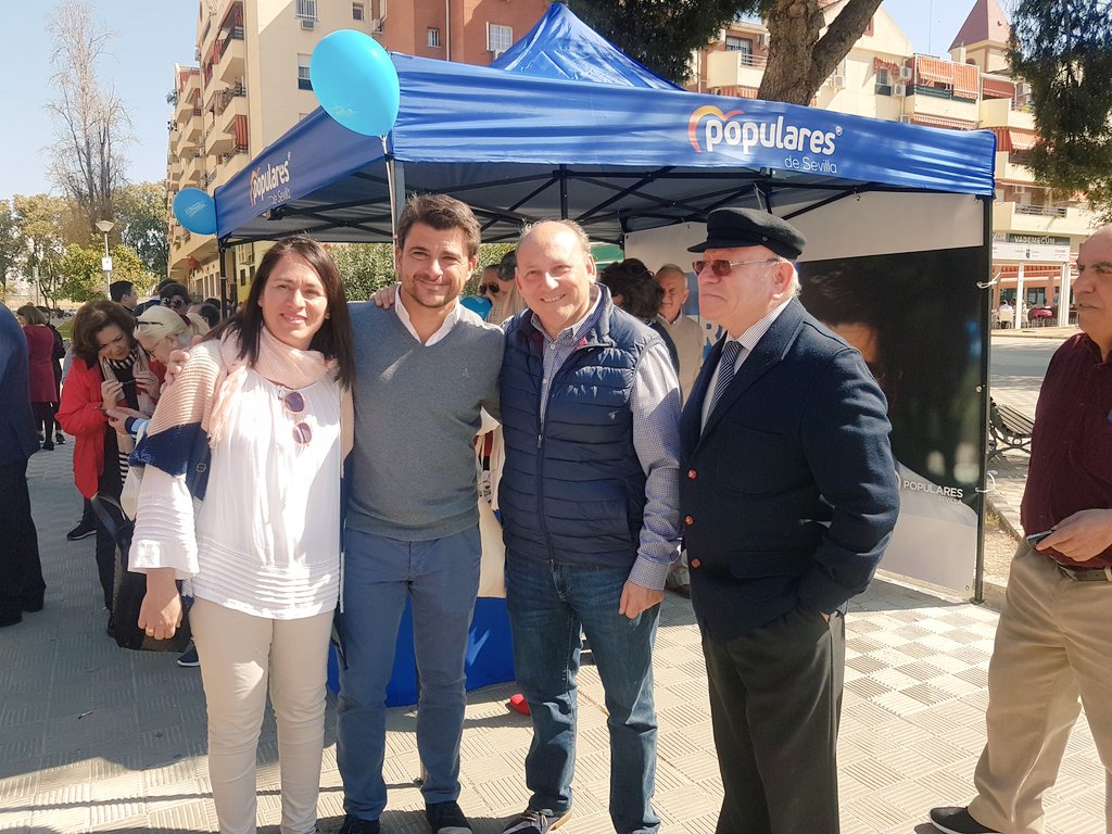 🔘 En Sevilla Este, explicando nuestras propuestas y con la ambición para que podamos propiciar la llegada del metro a este barrio tan aislado durante décadas. Me voy a dejar la piel en ello y el gobierno de <a href="/JuanMa_Moreno/">Juanma Moreno</a> es una oportunidad que debemos aprovechar.