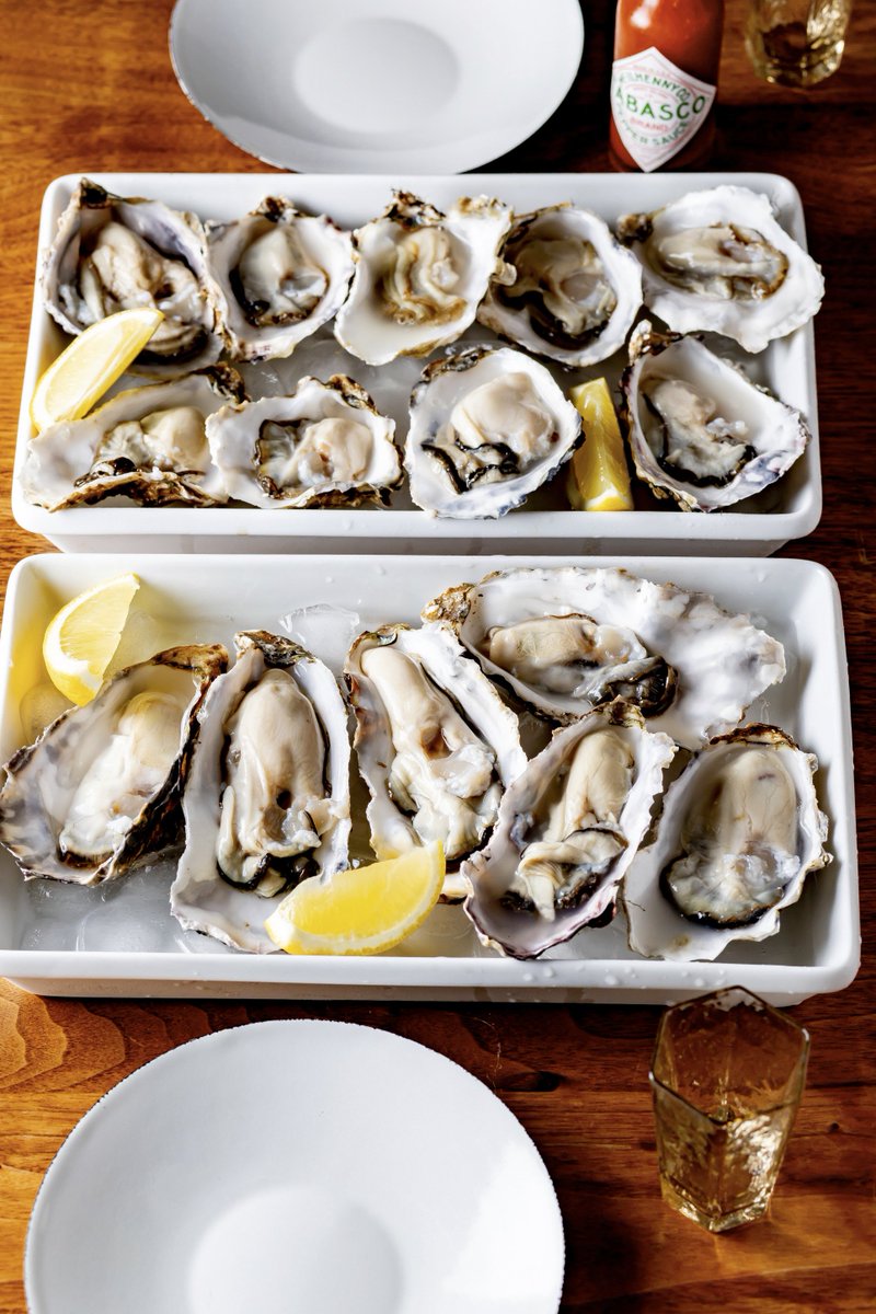 ぶち猫 厚岸の牡蠣がめっちゃ届いたので がんばって剥いてレモンとタバスコで生牡蠣を堪能したのち レンジで蒸し牡蠣にして さらにパン粉と発酵バターでこんがり焼いた クリーミーでおいしかった