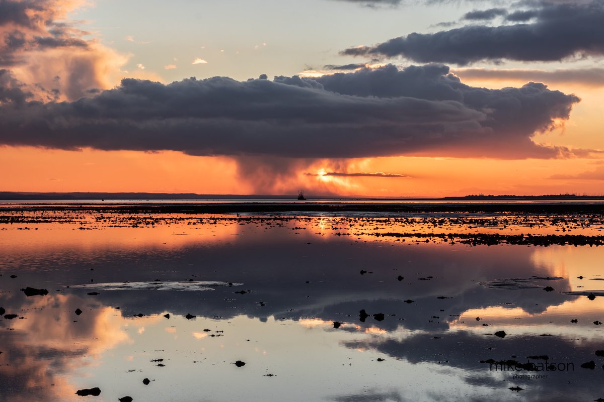 mikebatson5d's tweet photo. It’s grey days like today that you need some colour in your life, so here’s one I took a few weeks ago at #sunset over the Estuary @StormHour https://t.co/Xle3uLk537