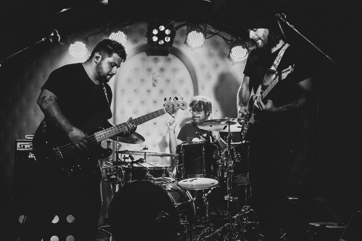 rock4spain's tweet photo. #FelizDomingo Anoche nos pasamos por @ElPerroMadrid para presenciar el concierto de nuestros amigos @The_newproject junto a @HollowEOfficial 📸 Próximamente tendréis una chulísima fotocrónica en #rock4spain ⬇️

#TheNewProject #HollowEarth #Madrid #Rock #Alternativo #HappySunday https://t.co/zPn3fJdj4l