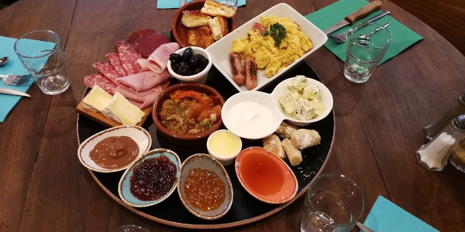 Le petit Bouclard, 5 rue des Trois Pierres, 69007. Très bonnes planches à partager, avec des spécialités lyonnaises/vieux légumes/orientales.