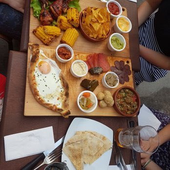 Le petit Bouclard, 5 rue des Trois Pierres, 69007. Très bonnes planches à partager, avec des spécialités lyonnaises/vieux légumes/orientales.