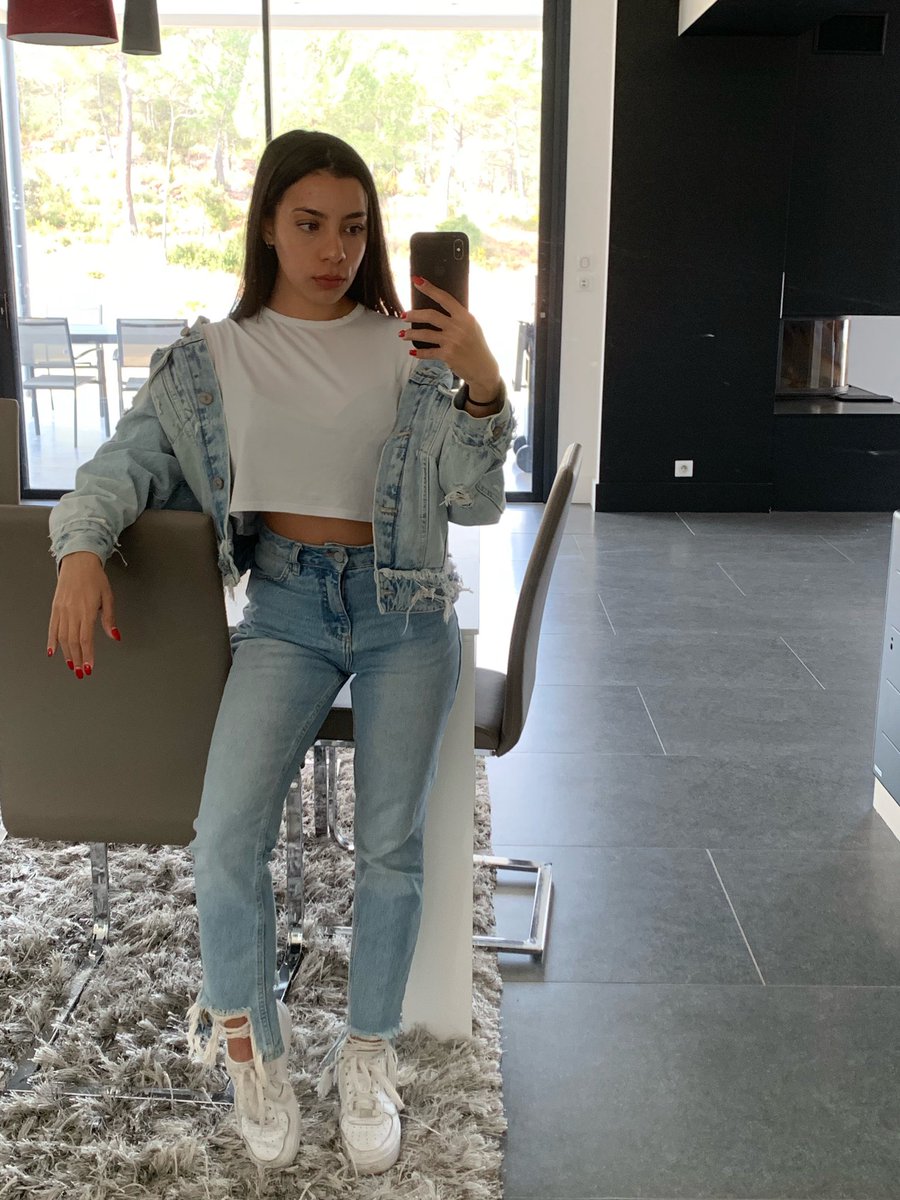 69x18's tweet photo. 👧🏽 https://t.co/HplP2wgX6w