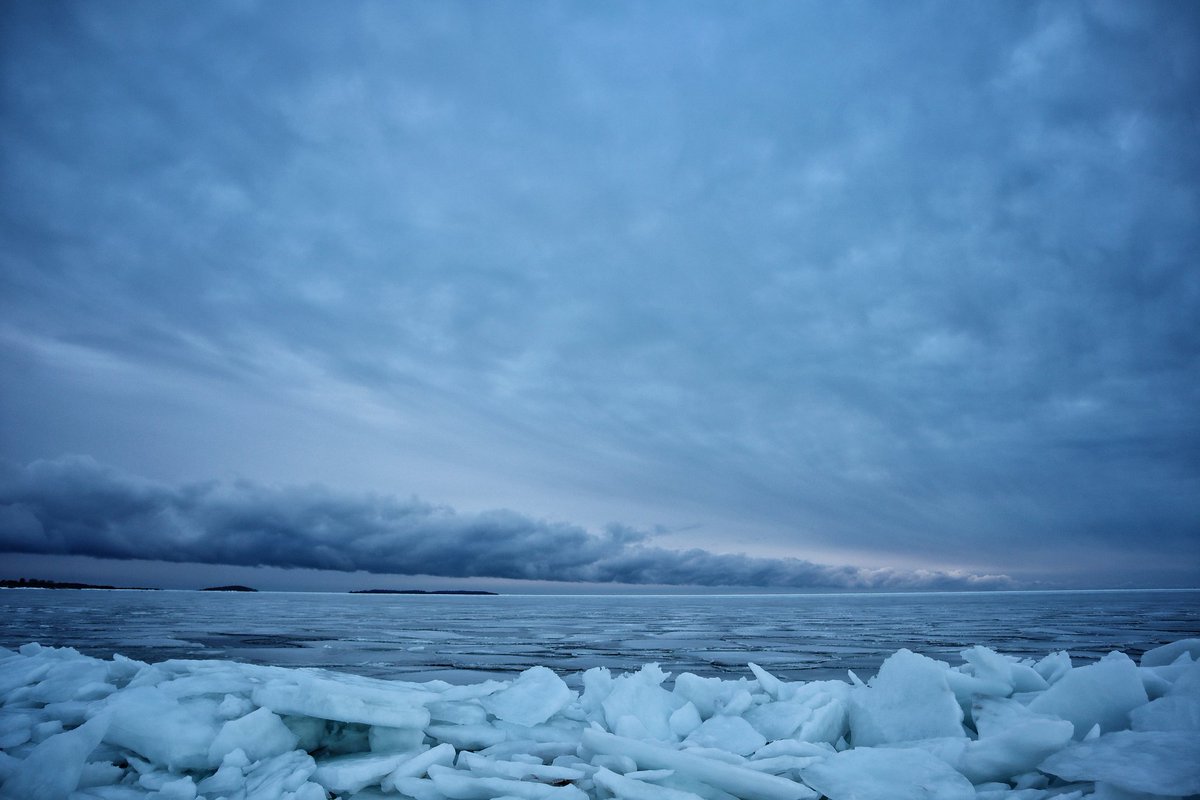 HeliNukki's tweet image. Askelsin meren rantaan.
Polku jäinen ja liukas.
Dyyneillä hyytävästi puhaltava #tuuli.
Rantavehnien kahina.
Hiekan rahina.
Jään pauke.
Sulapaikassa veden hento liplatus.
Koko horisontin yli vyöryvä #pilvi.
#munyyteri #luonto #maisema #valokuvaus #eosm50 #meri #hiekka #nature