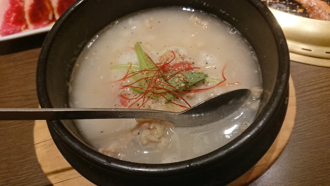 久しぶりの焼肉おいしいです。そしてこれがサムゲタンか。いや、サムゲタン風のおかゆだそうです。いただきます。 