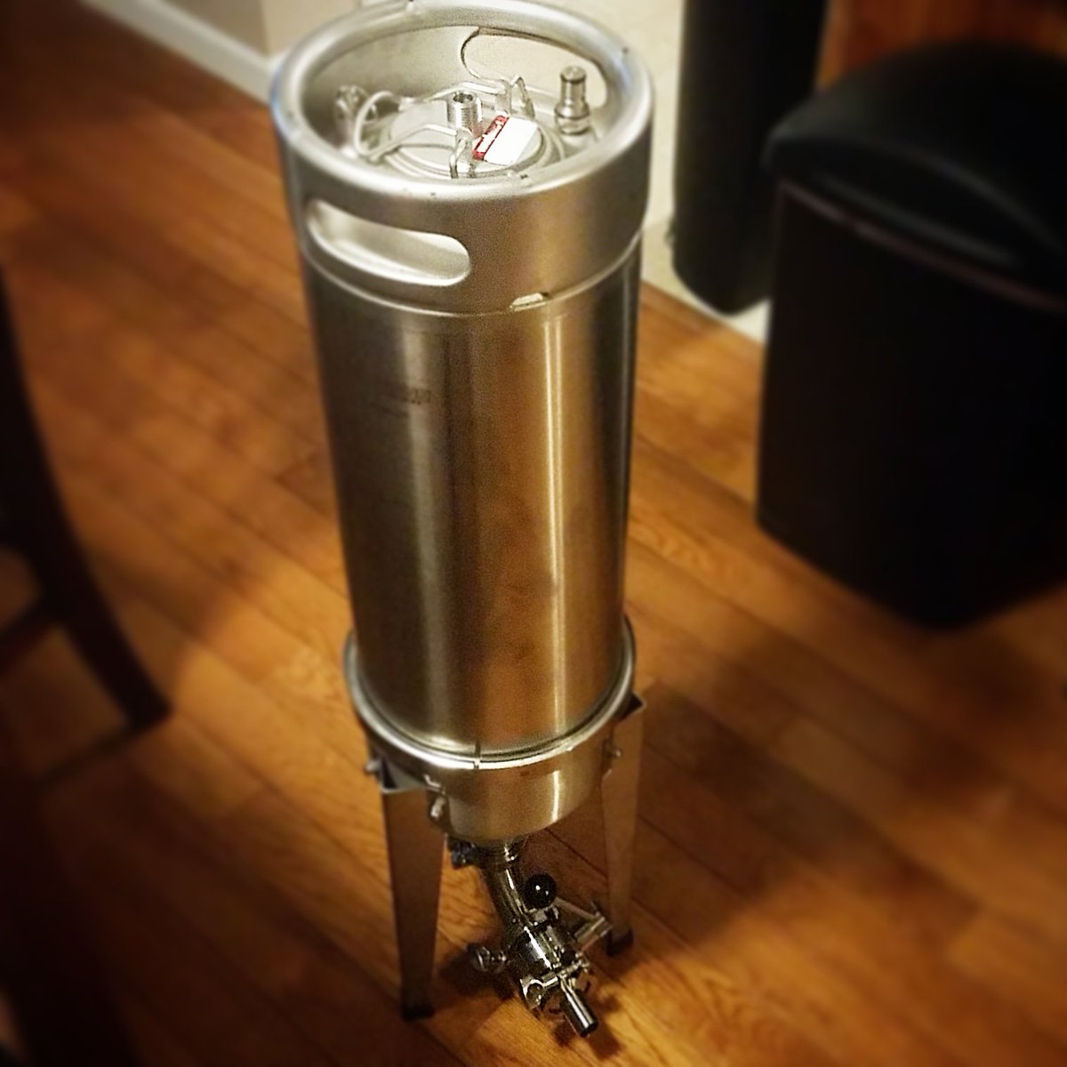 shortcircuitbru's tweet photo. Here is where 1/2 of the Lager is going. @BlichBeerGeek Cornical. Will be using the new spunding valve from them to maintain 15PSI while fermenting.
#blichmann #blichmannengineering #conicalfermenter https://t.co/xxKDvY8kSE