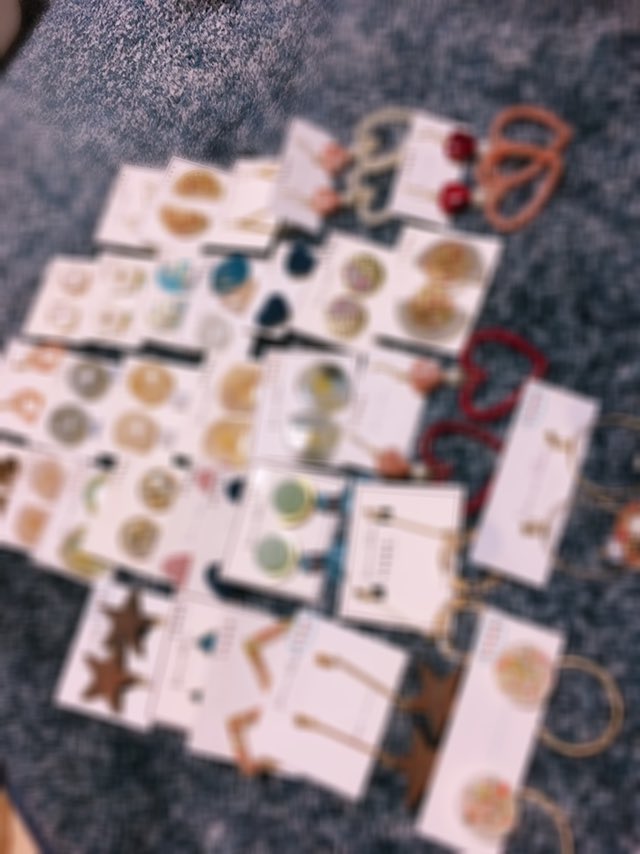 emaccessory46's tweet photo. 海の街マルシェ にお越しいただいた方のみ🤤💞ぼやぼや〜〜っと秘密のこちらのアクセサリー。なんとワンコインで販売致します🥺しばらくお休みする対面販売、ちょっとでもお越しいただいた方にサプライズを！と思って。当日はワンコインBOXを用意してそちらのBOXのアクセサリーのみ500円にて販売です！ https://t.co/7w76tFVwrY
