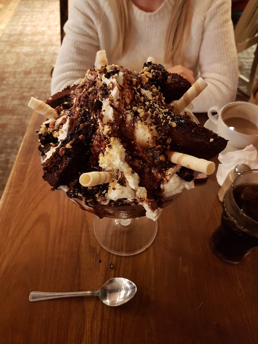 _overexposed_'s tweet image. Just had lunch at the rodmill in Eastbourne and I'm stuffed, 2kg of chicken wings and the ice cream brain freeze challenge #eastbourne #rodmill #icecream #chickenwings