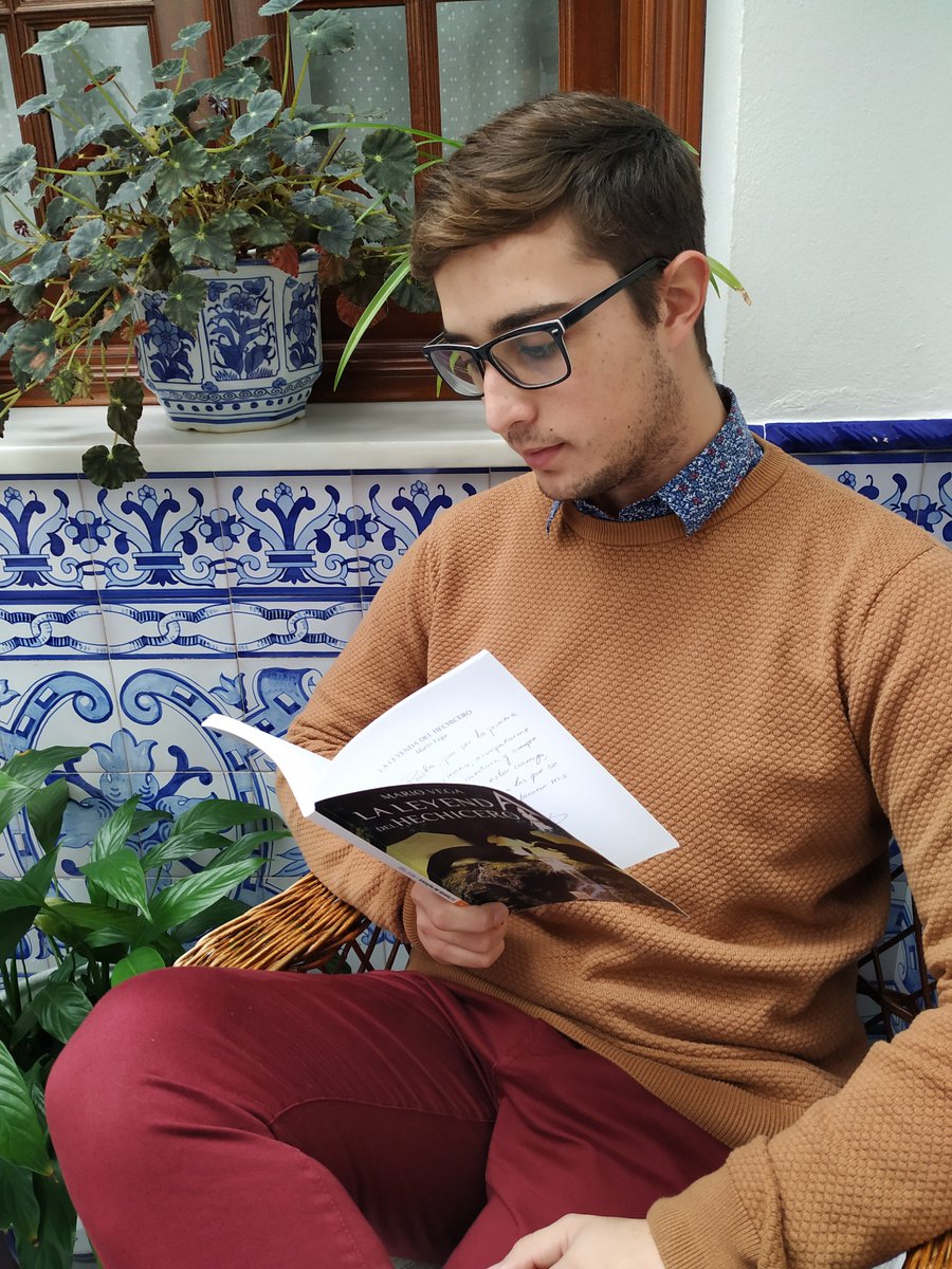 Edeo_'s tweet photo. Mario Vega estará este año acompañándonos en #Edeo como invitado. El autor de @donbukeditorial colaborará con nostr@s para que este año lo pasemos tan bien y aprendamos tanto como en la anterior edición. 😊 https://t.co/iZbnDpbeKb