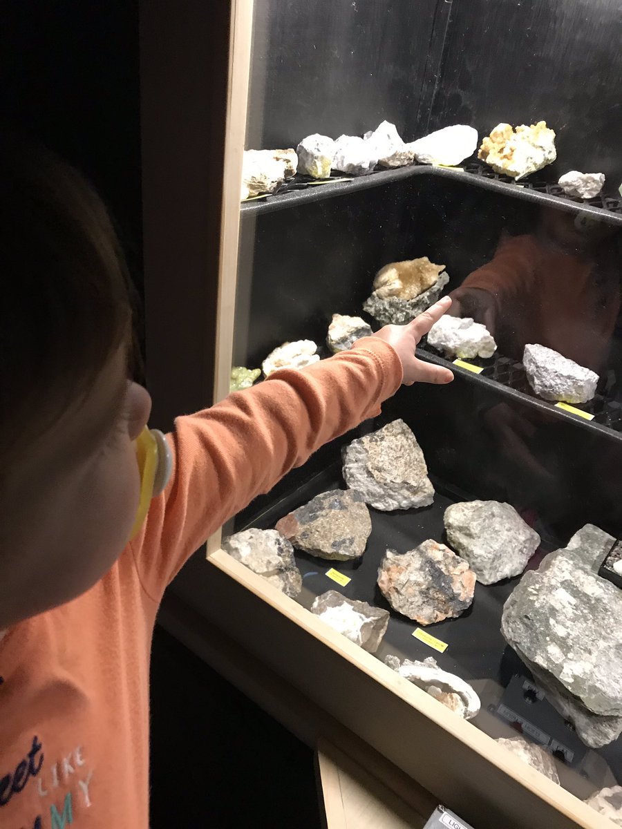 WhereisBishop's tweet photo. Lots of interesting minerals and gems at the 48th Annual Meriden Gem Show held at Maloney #lifelonglearning #minerals #gems #gotrocks @wendylou_duong @MeridenK12 @CityofMeriden https://t.co/292eI38Wqw