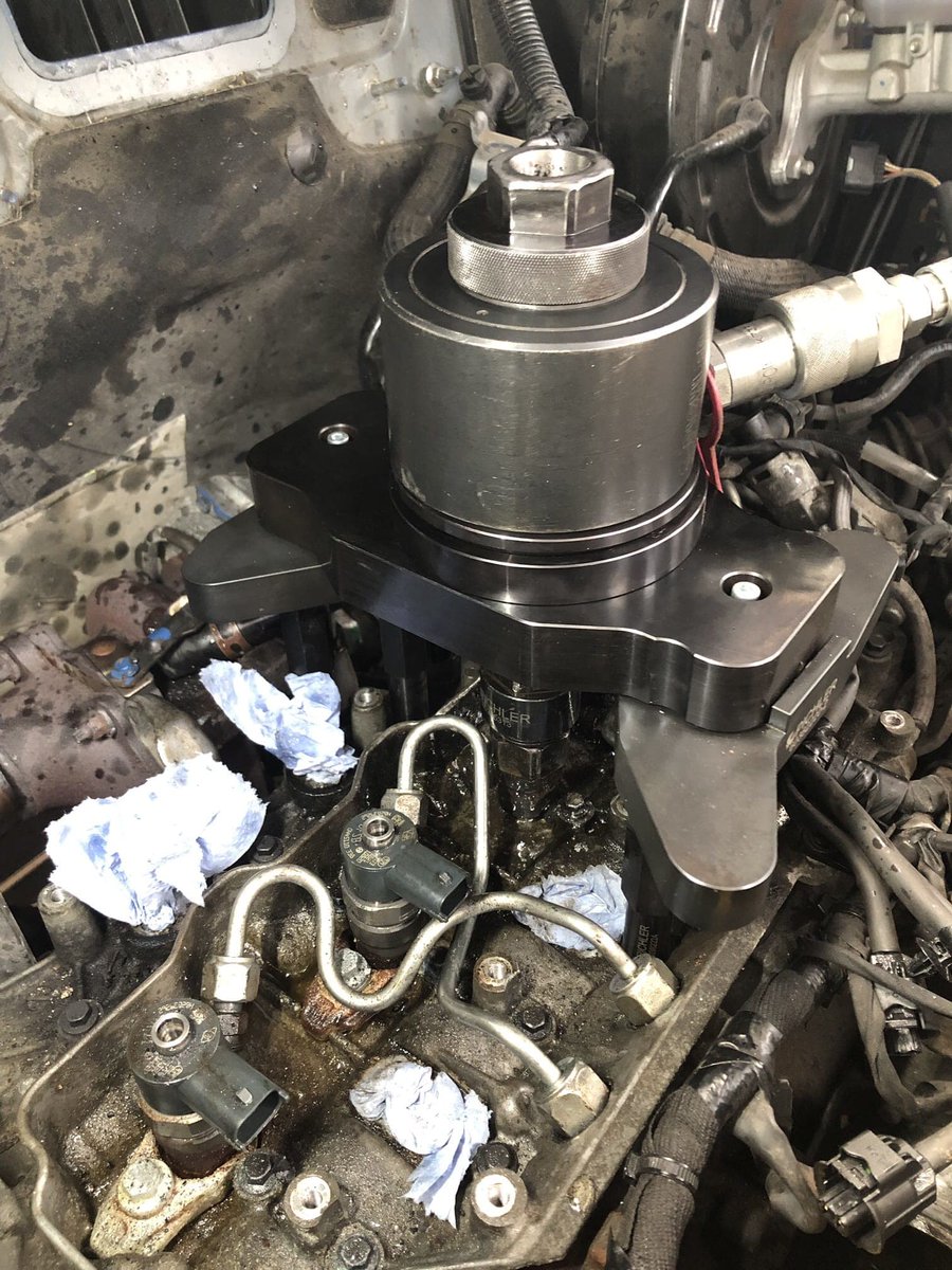 headtech0's tweet photo. Diesel injector removal from a Vauxhall Vivaro all done in situ using our specialist equipment https://t.co/BUFvvYaK4B