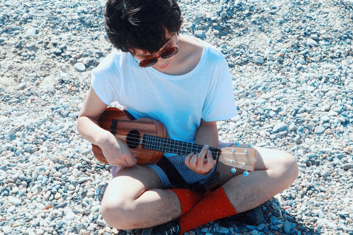 benitehz's tweet photo. wearing socks at the beach is okay only after this pics were posted and no one can day otherwise https://t.co/P1UiQApbMk