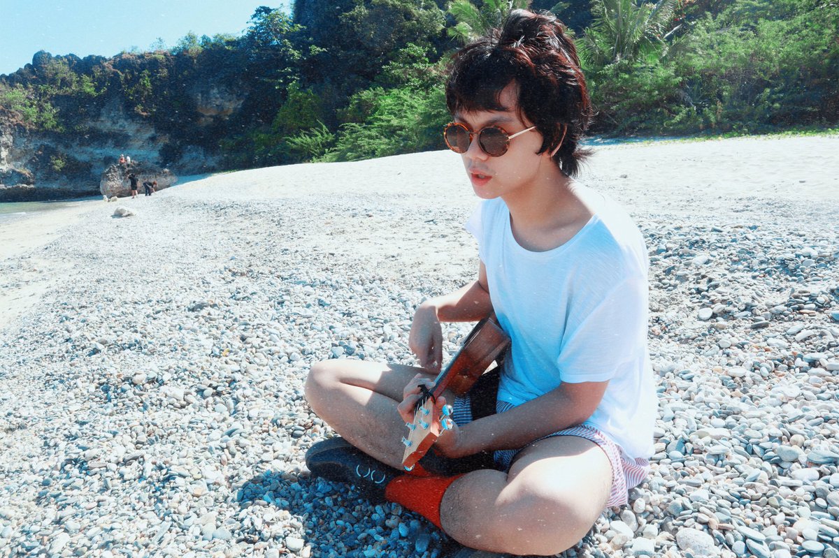 benitehz's tweet photo. wearing socks at the beach is okay only after this pics were posted and no one can day otherwise https://t.co/P1UiQApbMk