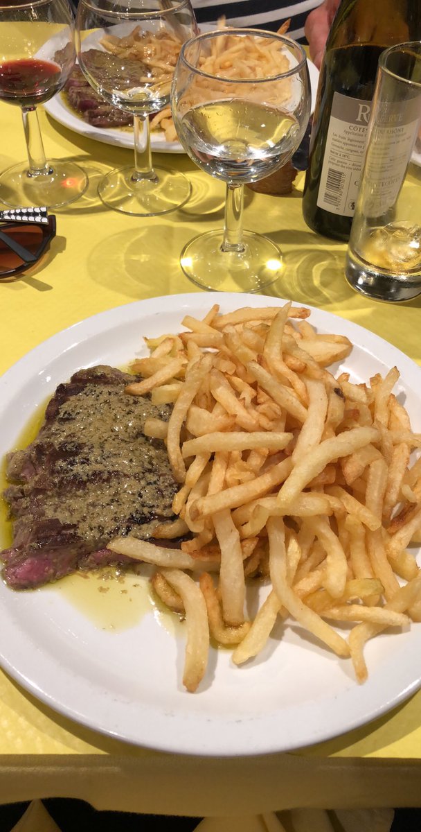 L’Entrecôte, 10 rue de la République, 69001. Menu unique : salade verte, entrecôte, frites à volonté (+ dessert si vous le souhaitez). 20/25 euros.Une dinguerie 