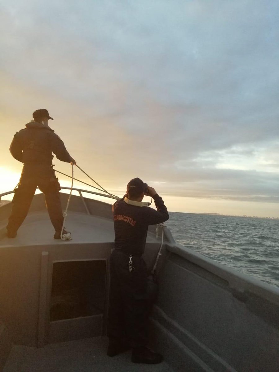 armada_ecuador's tweet photo. #Salinas| @armada_ecuador continúa en la búsqueda y rescate de persona desaparecida. #FFAAContigo #SoyMarino⚓ #CAPSAL https://t.co/d731v0JkF2