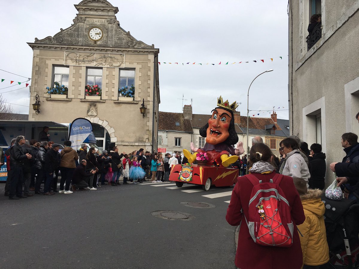NRBlois's tweet photo. Le carnaval d’#oucques-la nouvelle vient de commencer devant un public venu en famille. https://t.co/8SJehv2ukW