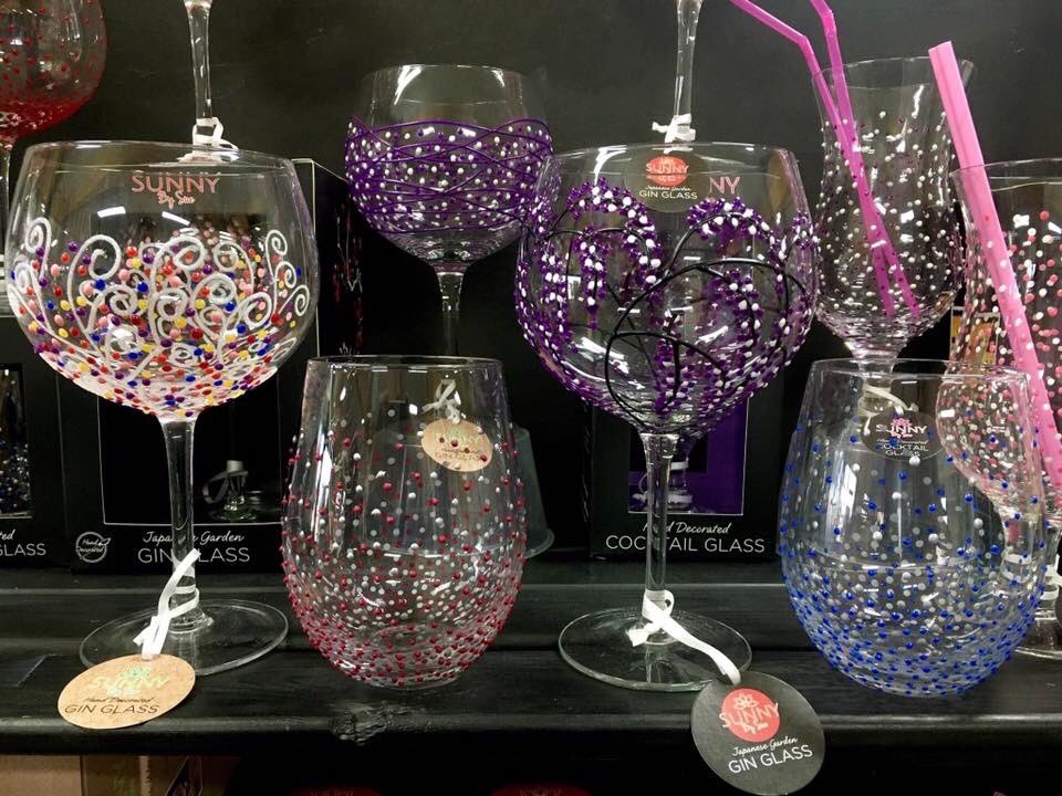 sjc_cunningham's tweet image. Love this photo our our glasses at @norfolkfayre in Norwich! Including our lovely new Hand painted stemless glasses ☀️☀️😊 #ginglasses #stemless #sunnybysue #ginglass #glassware #wineglasses #winelover #ginoclock ☀️😊