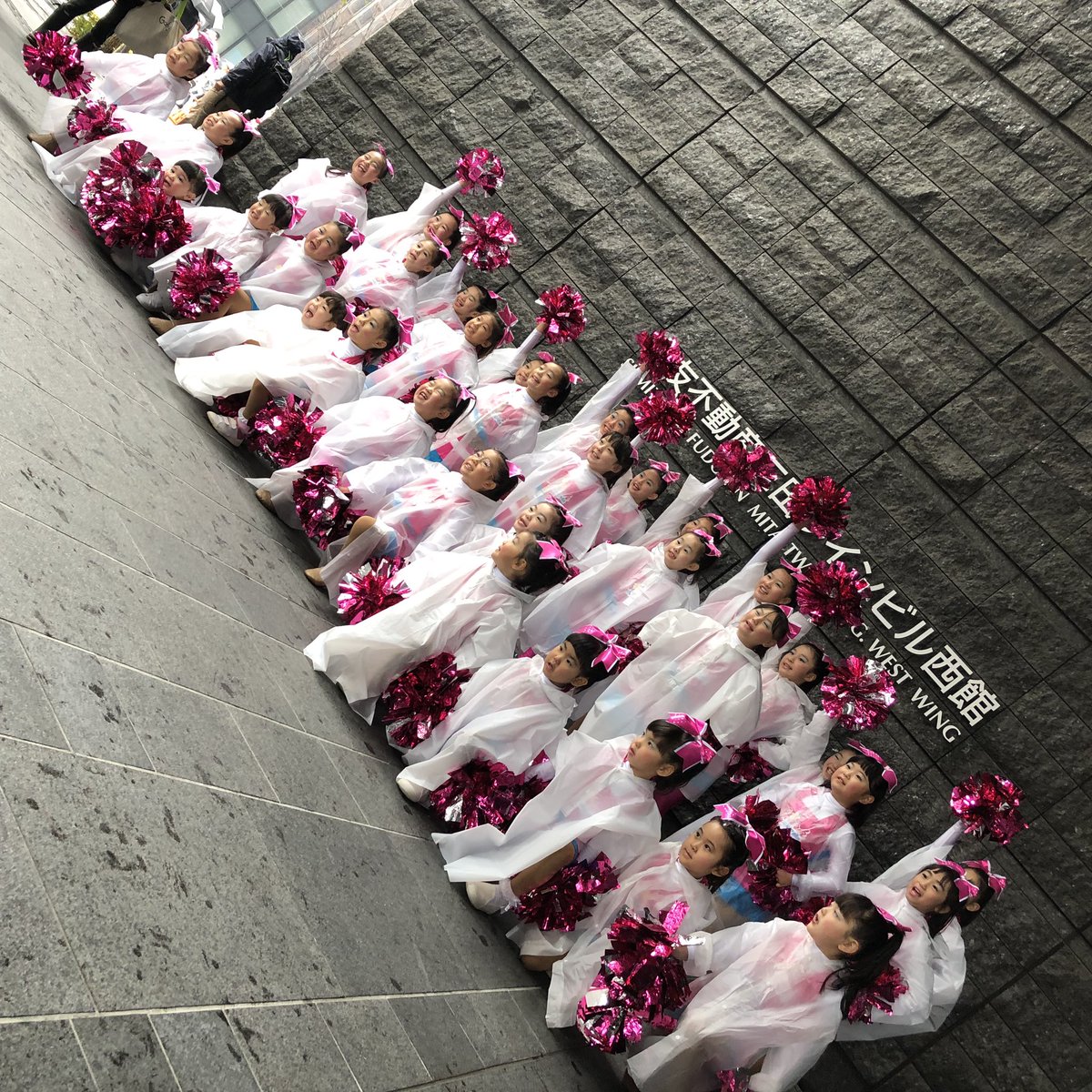 chiekoyoga's tweet photo. #東京マラソン #東京マラソン2019 今年からアシスタント講師をさせていただいている #中野区 #チアダンス チーム、#スパークエンジェルス #sparkangels #ランナー への応援精一杯させていただきました、ありがとうございました☺️💖💖💖寒さの中、ランナーとちびっ子のスマイルに #感動 の嵐😭😭😭😭😭 https://t.co/bLEivwENWu