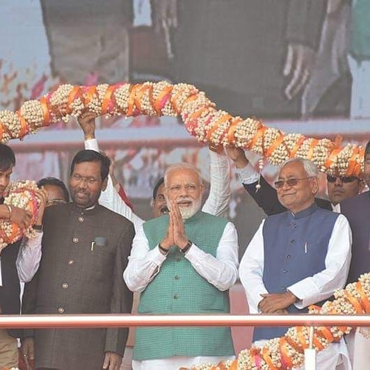 BjpSanjayGupta's tweet photo. NDA द्वारा आयोजित ऐतिहासिक संकल्प रैली में भारत के यशस्वी,पराक्रमी प्रधान सेवक मा नरेंद्र मोदी जी को सुनने के लिए उमड़ी 5 लाख से ऊपर उत्साहित लोग बारिश के बावजूद डटे रहे।आप सब लोगो को रैली की ऐतिहासिक सफलता के बहुत बहुत बधाई व धन्यवाद।#phirEkBaarModiSarkar #ModiHaiTo MumkinHai https://t.co/tAiirQ0sne