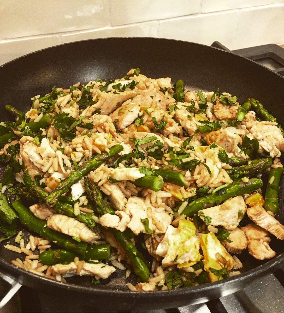 TheHomeEcHub's tweet photo. Check out my Instagram story @thehomeechub for a step-by-step guide to make this fake-away “chicken & vegetable egg fried rice” 😊 #healthierversion #homemade #homeeconomics https://t.co/lxylEVai4I