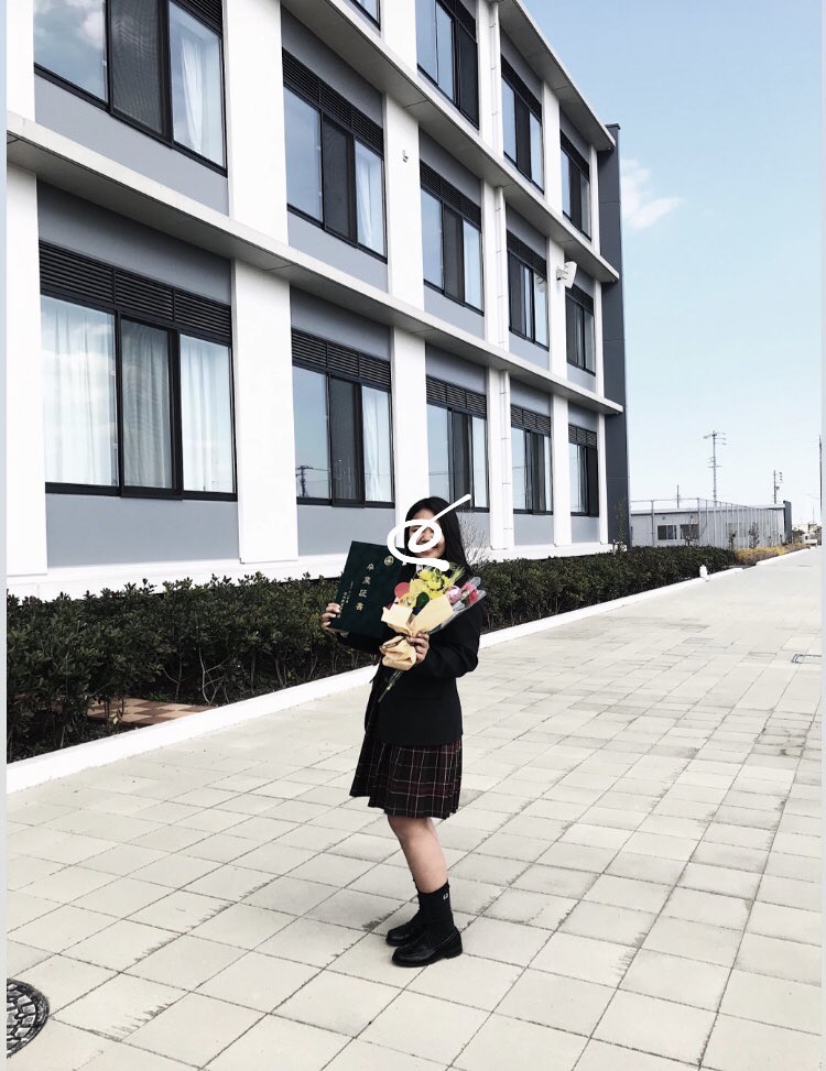 ayaka___guitar's tweet photo. 3/1 無事高校３年間の課程を卒業出来ました(；▽；)
そしてド金髪並に染めましたっっっ
黒髪から一変、、どうですか？🤧💇‍♀️ https://t.co/RPaM85iSDa