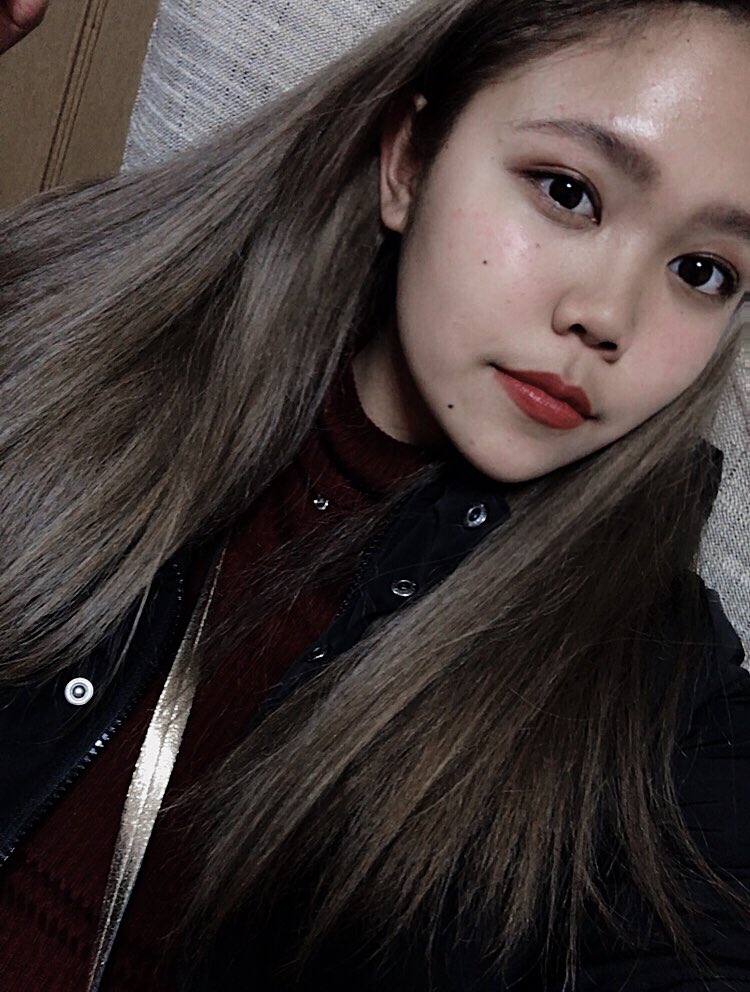 ayaka___guitar's tweet photo. 3/1 無事高校３年間の課程を卒業出来ました(；▽；)
そしてド金髪並に染めましたっっっ
黒髪から一変、、どうですか？🤧💇‍♀️ https://t.co/RPaM85iSDa