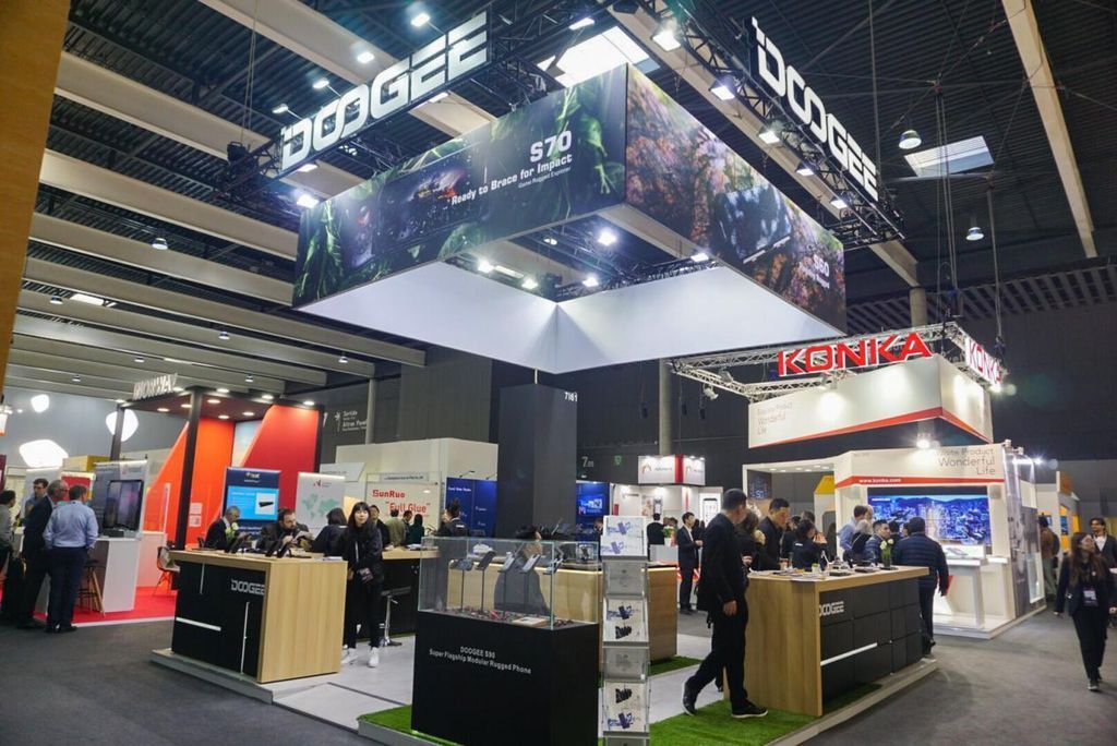 Gizchina's tweet photo. DOOGEE debuts an epoch-making 5G modular phone at MWC 2019 #DOOGEE #modularphone https://t.co/S0mJFMihKs https://t.co/c9hIXf0psc