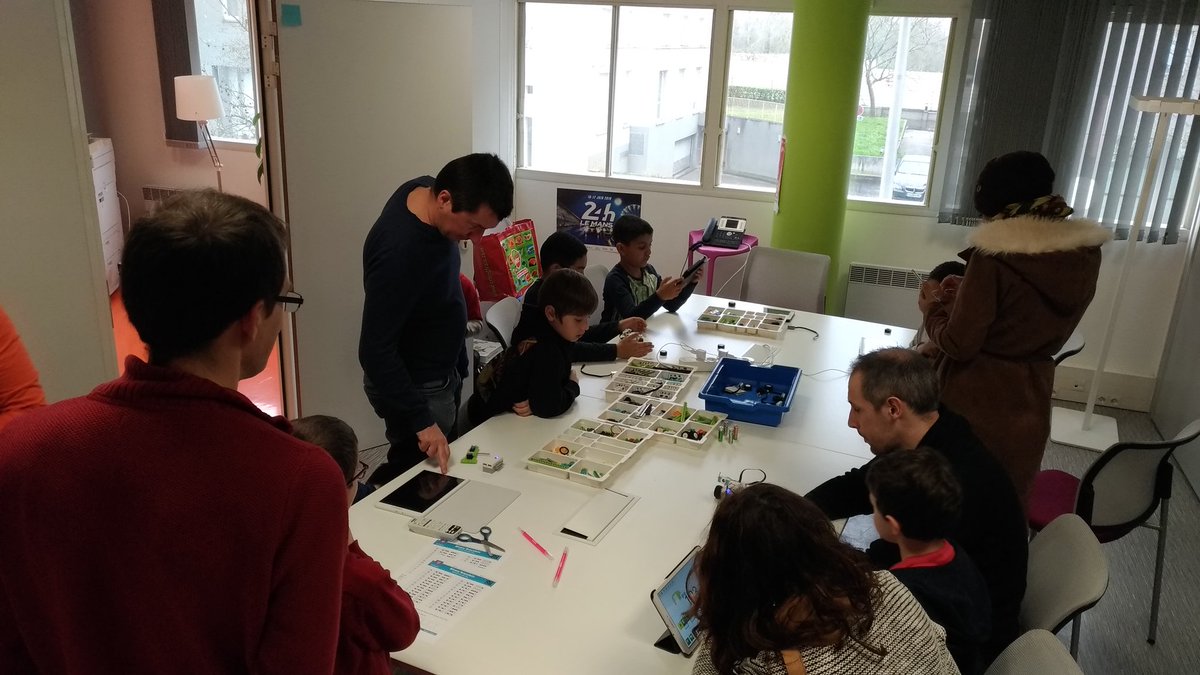 PierreCartierIA's tweet image. Le deuxième #codinggouter du Mans rencontre un fort succès à la @RucheNumerique ! Merci @juliehaco pour la réactivité #coding #computer #ChildsPlay