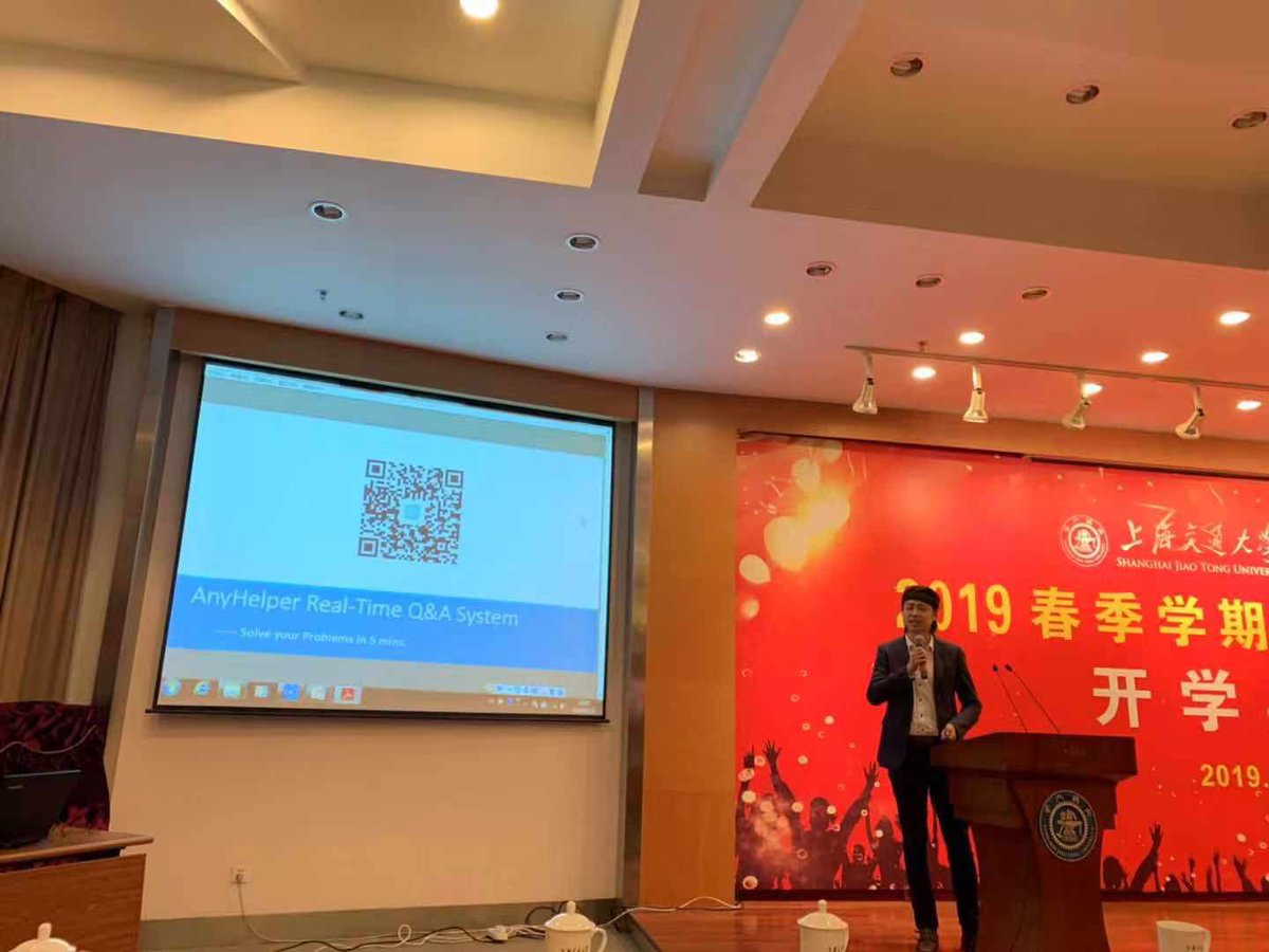 _AnyHelper's tweet photo. The founder of AnyHelper, Kelvin Chen was giving a speech in Shanghai JiaoTong university freshman orientation event. https://t.co/RlTulXzuDD