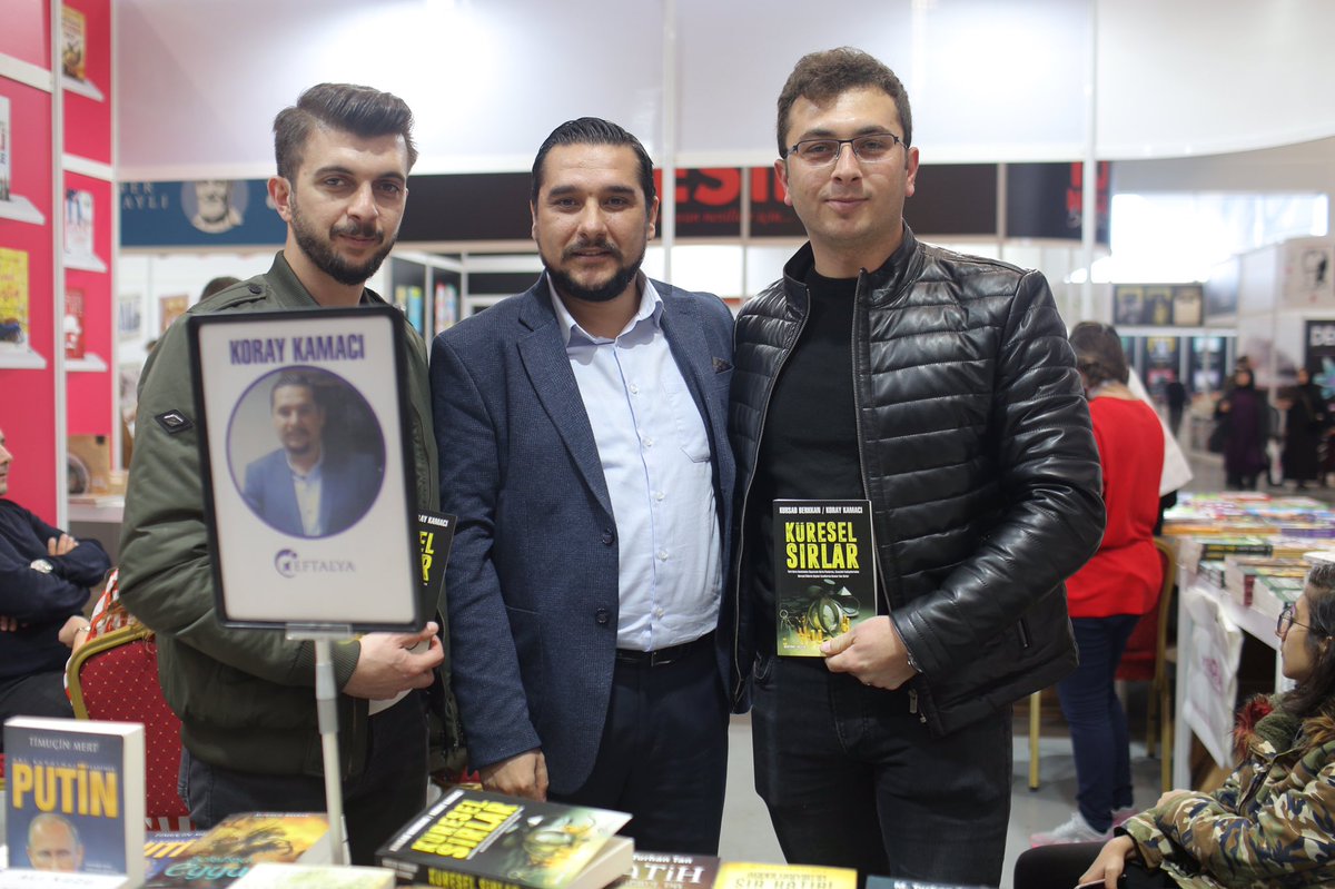 Koray Kamacı #AvrasyaKitapFestivali’nde kitaplarını imzalıyor.