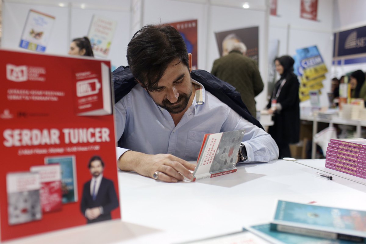 Serdar Tuncer (<a href="/Yaziyor/">Serdar Tuncer</a>) #AvrasyaKitapFestivali’nde kitaplarını imzalıyor.