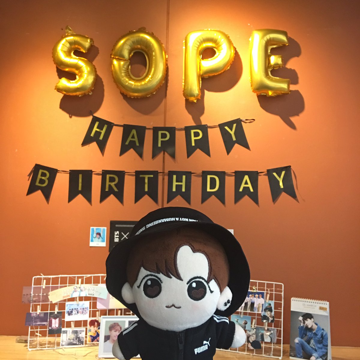 BeMyWingsBTS's tweet photo. Baby 꾹 was there with his hiphop kook hyung for his SOPE hyungs birthday event! Anyone saw him just now? #정국 #jungkook #bts #jungkookdoll #sope #birthday #event #babykookadventure #EternalSpringinKL #ECLIPSEinMY #AgustDInHopeWorld https://t.co/vPbCdp8wqF