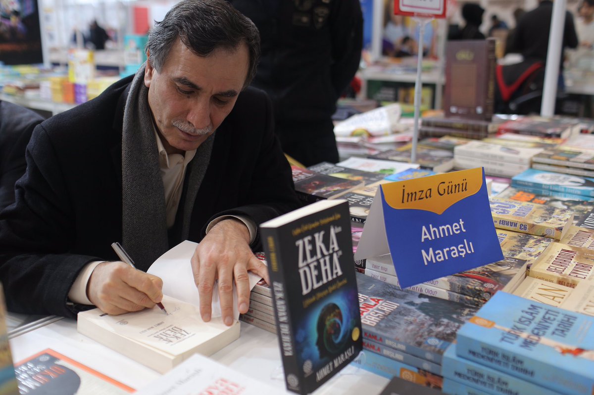 Ahmet Maraşlı #AvrasyaKitapFestivali’nde kitaplarını imzalıyor.