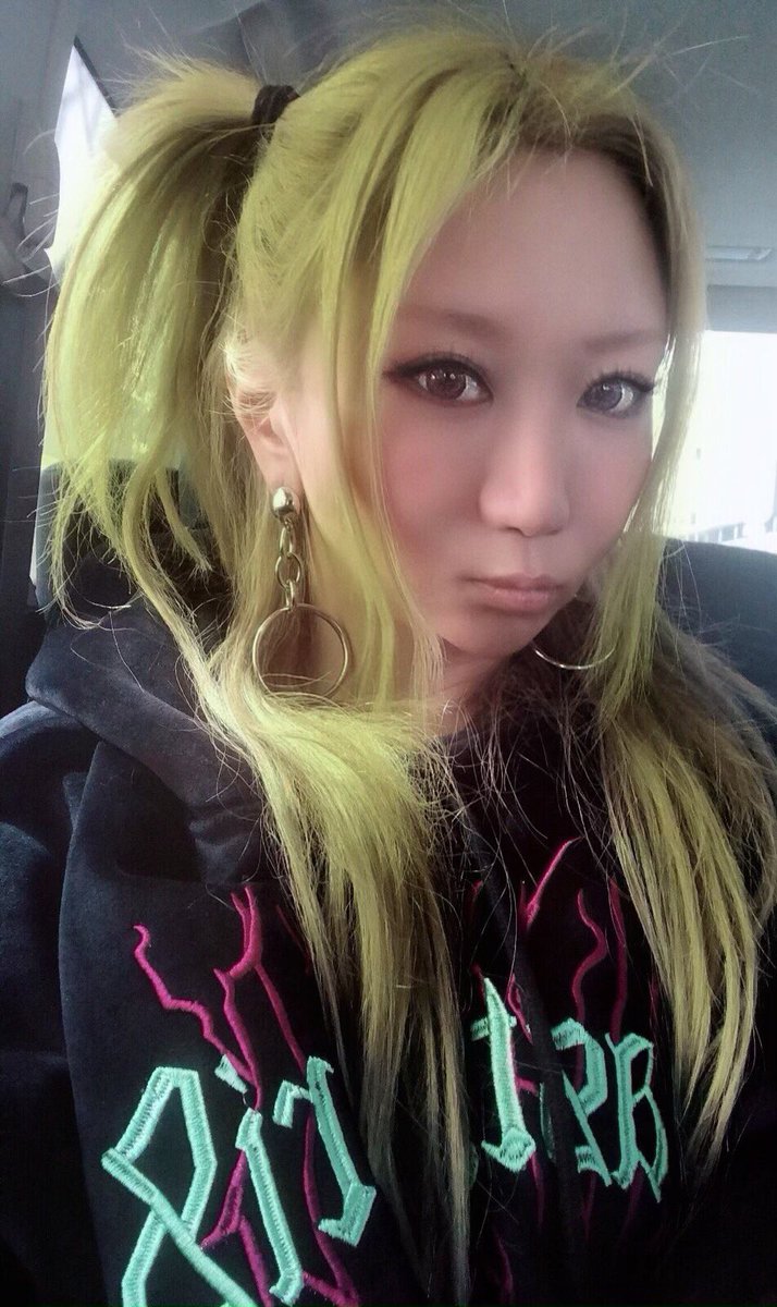 hina_koda's tweet photo. 急いでてボサボサやねんけどくぅちゃんの髪型にしてみました🙆#倖田來未 #kodakumi #くぅちゃん #くぅみん #ひなっしー #倖田ひな #ものまね #メイク #コスメ #倖田來未プロデュース #アイライナー #マスカラ #redua #つけま #lovecherie #ラブシェリ #loveil #violetglare #倖田組 #大阪組員 https://t.co/i2EkSjmJIZ