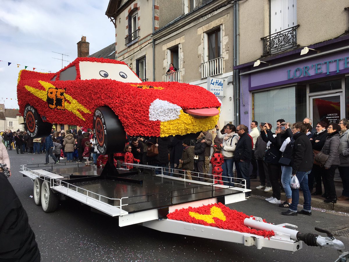 NRBlois's tweet photo. A #oucques, La voiture de #cars est « très réussie » d’après les spectateurs. https://t.co/lKnSwj086b