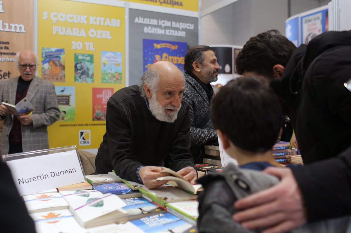Nurettin Durman (<a href="/nurettindurman/">Nurettin Durman</a>) #AvrasyaKitapFestivali’nde kitaplarını imzalıyor.