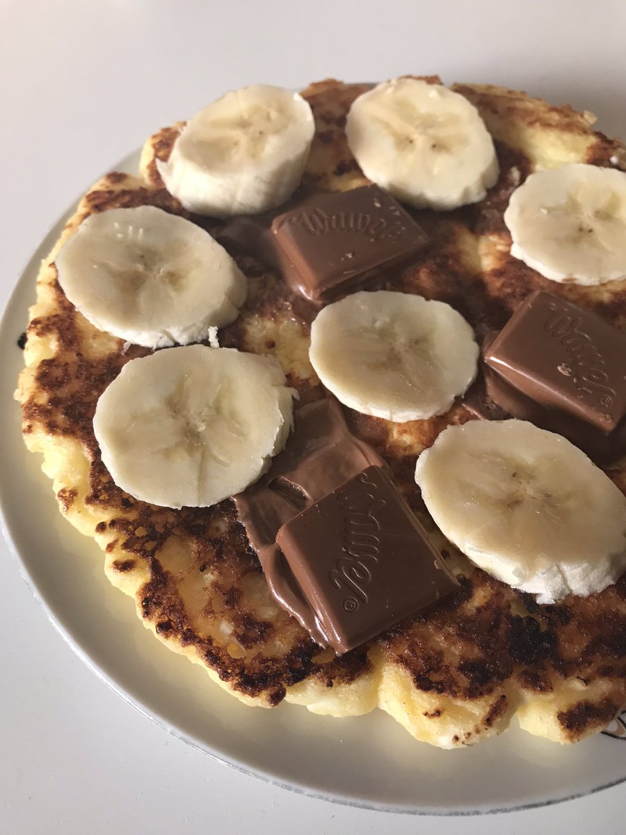 rainysmiIe's tweet photo. omlecik z twarogu z mleczna czekolada bez cukru i bananem 👅 #fitmarzec https://t.co/f02oh3yunP