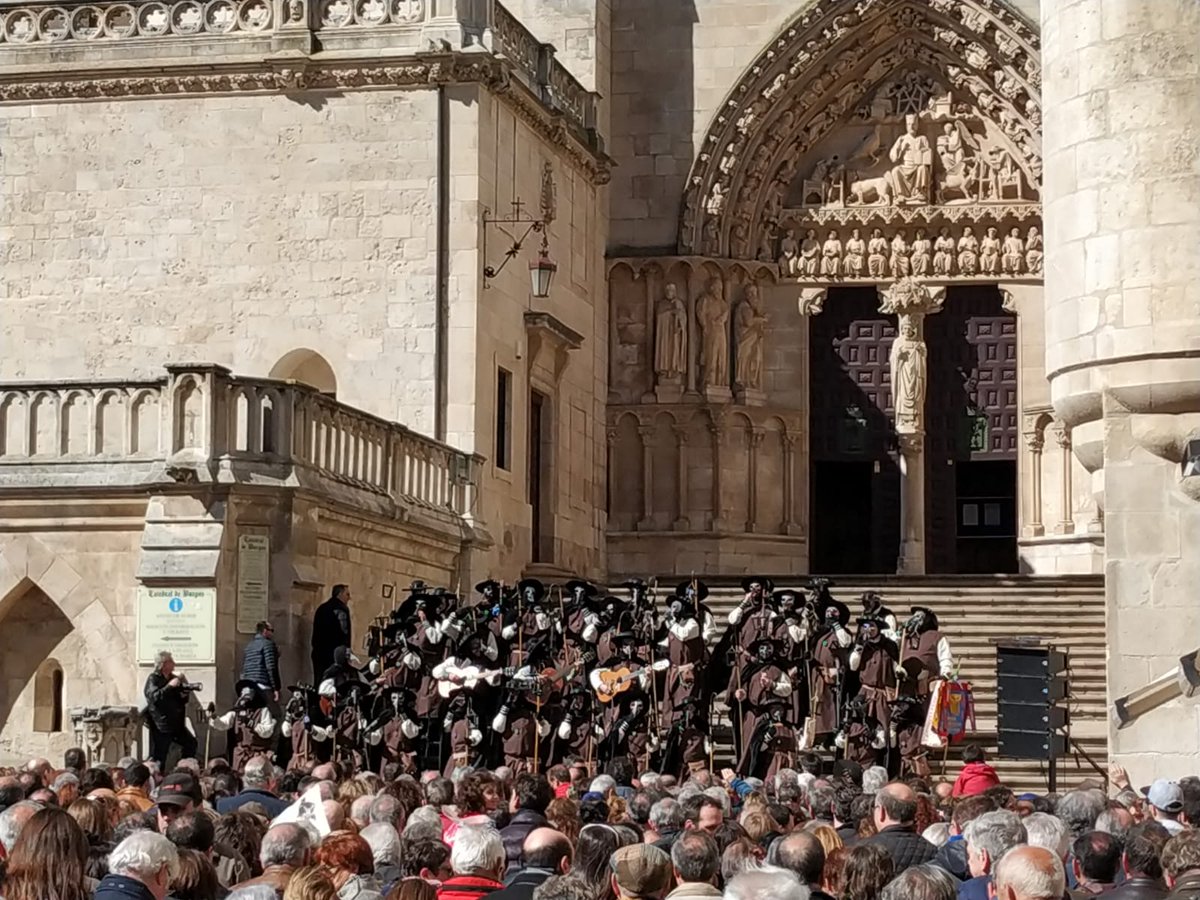 Un año más, y ya son 31, animando a los burgaleses, con sátira y humor en los #Carnavales #Burgos #Castilla #Tradicion #LaComparsaDeLaRecre