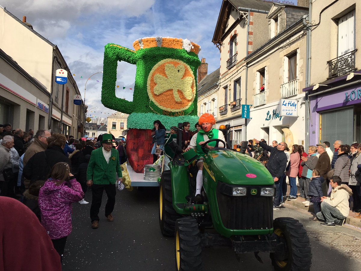 NRBlois's tweet photo. L’Irlande est mise à l’honneur avec ce char à #oucques https://t.co/iAwl2Z26t0