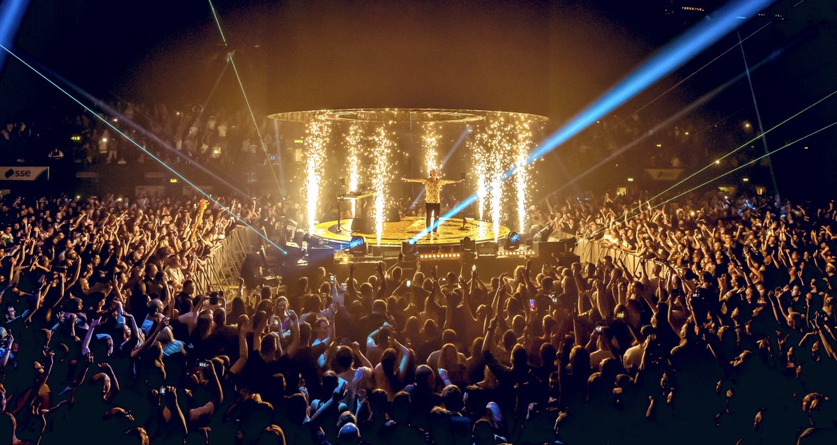 FatboySlim's tweet photo. My first arena tour is done!
Big thanks to all... crew, MGMT, SJM, venues, BB catering, @ryca, RaveUshers, @eats_everything @JaxJones @horsemeatdisco @hannah_wants @CousnUK, Al, Bob, Abbis, Tyler, Mark BUT most of all THANK YOU for bringing your love &amp; smiling faces to the rave! https://t.co/jhLG4zZ4QP
