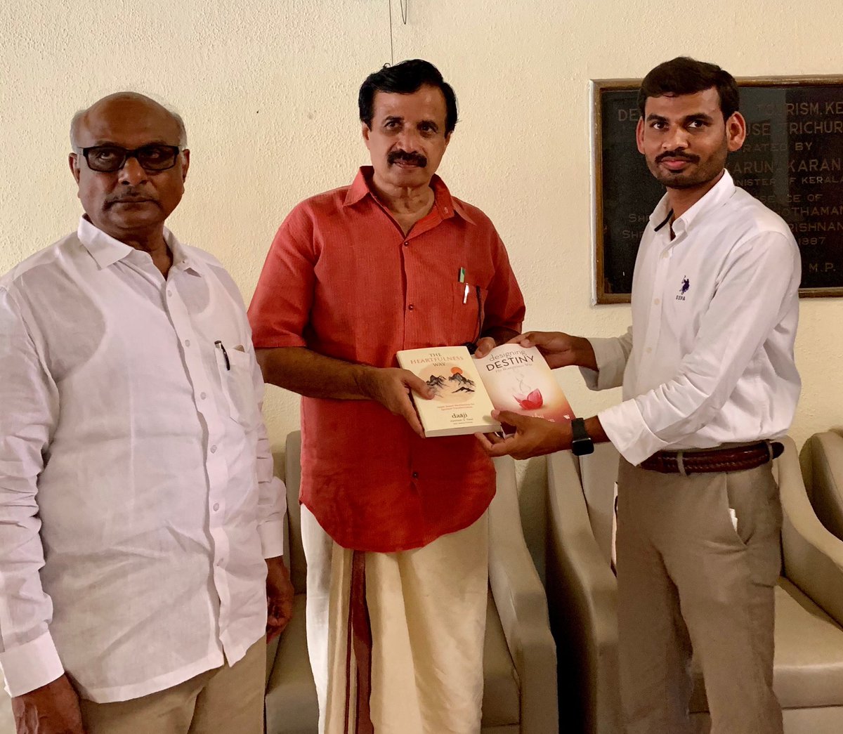 Madhusu61263005's tweet photo. #Design your Destiny!
Designing destiny and The heartfulness way presented to Minister of Finance, 
Minister for Local Self Govt Departments,
Minister for Education, 
Minister for Transfort ⁦kerala State.#heartfulness #meditation #yoga #mindfullness #askdaaji #Kerala #cmokerala https://t.co/V0LQn6b0qb