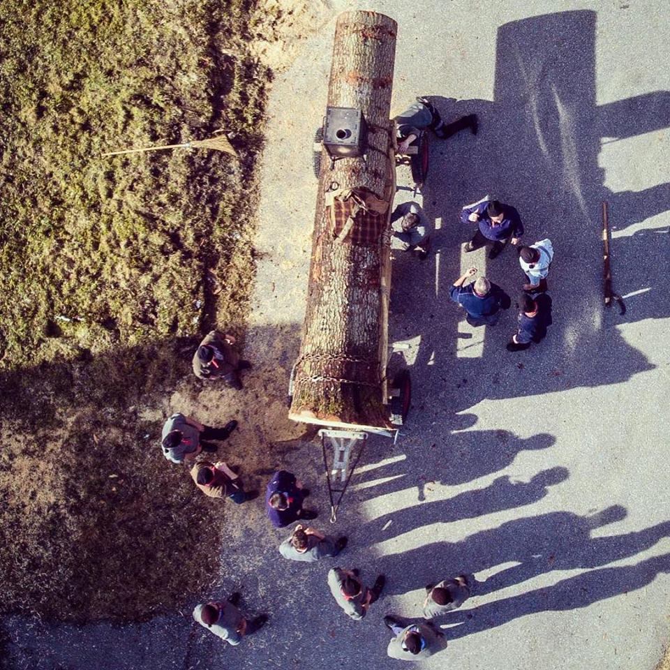 ComComArt's tweet photo. Join us tomorrow 4.3. at the new #BLOCH procession. 🌲🧳💪Route: 04.30 start in Urnäsch - Hundwil -Stein - Waldstatt - 17.00 back in Urnäsch 📷 Thomas Rickenmann S‘BLOCH #extramilefilms #tradition #custom #appenzell #folkart #comcom #bloch @ComComArt https://t.co/kdGNYIFwly