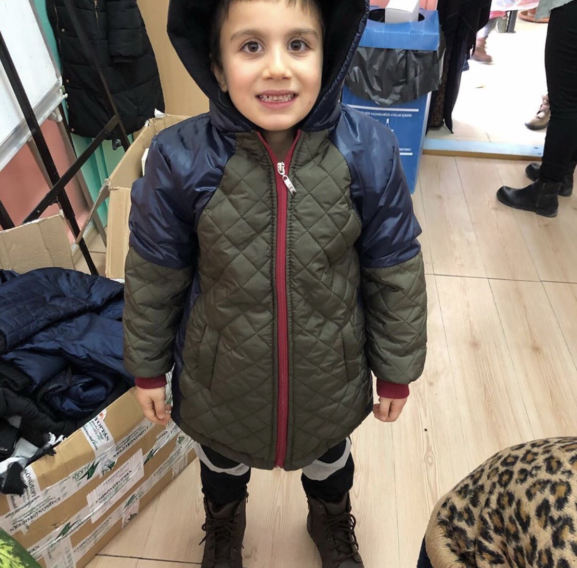 Sincan Şehit Evren Ayyarkın ilkokuluna kardeşlerimizin hediyelerini götürdük. Hepsi birbirinden güzel bu minik dostlarımızın yüzlerini güldürmeyi başardık. Emeği geçen herkese çok teşekkür ederiz.