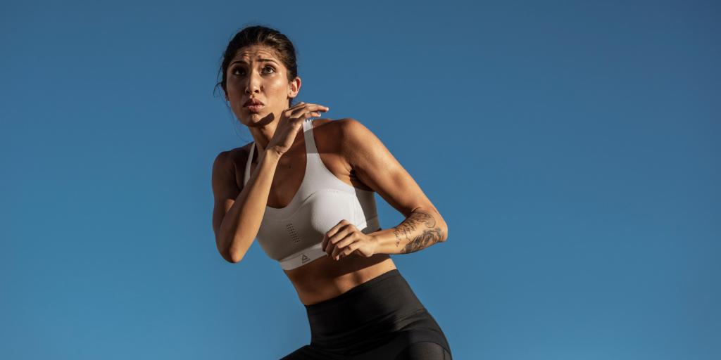 Reebok's tweet photo. What does #WarriorPrincess and #RumbleBoxing trainer Leila Leilani wear to a workout? 💪🏼👑 Check it out here: https://t.co/EMOZWdc61d #PureMoveBra @RumbleBoxingNYC https://t.co/DWuSYKaphG