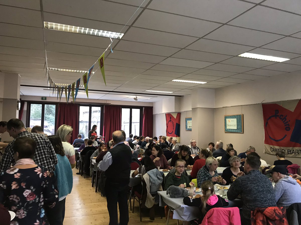 SanderRottiers's tweet photo. Volle maagjes, groene shorten en pannenkoekjes! Fijn om deze brunch nog eens te mogen organiseren #chirobart https://t.co/LoMUpD9ybL