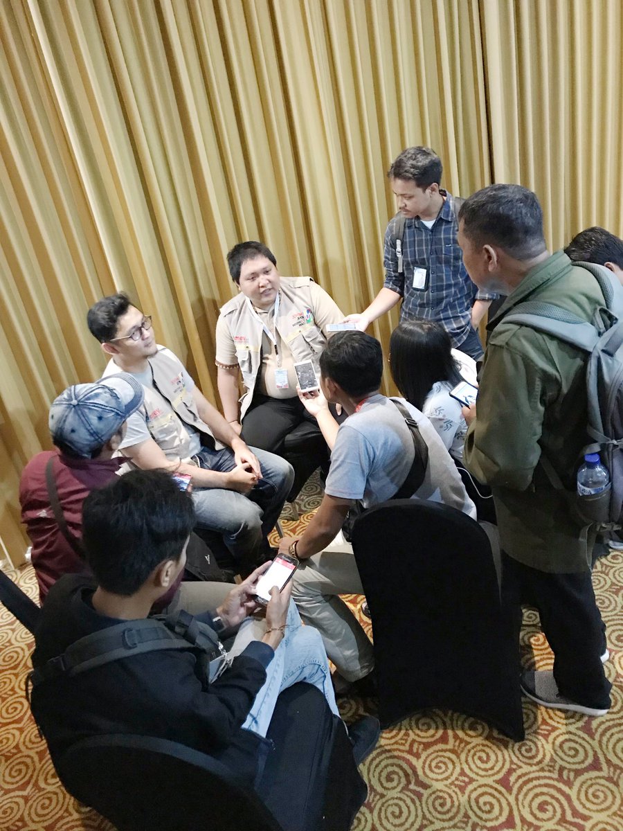 Koordinator Jasmev 3.0 @fsenewe dan Digital Strategist Jasmev 3.0 <a href="/doroii/">Rendy Doroii Herison</a> diwawancarai oleh media media di Semarang sesaat sebelum workshop dimulai.. #01JokowiAmin #01JokowiLagi #01IndonesiaMaju #01OptimisIndonesiaMaju #SemarangSATUJokowi #JASMEVmenangkanJokowi